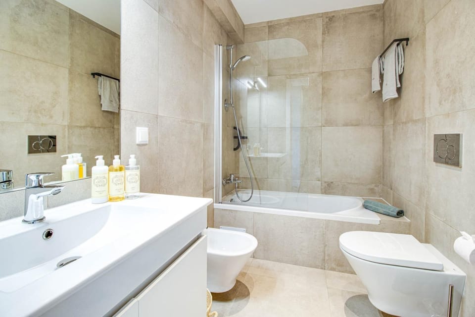 Shower, Toilet, Bathroom, Bath, bidet, towels