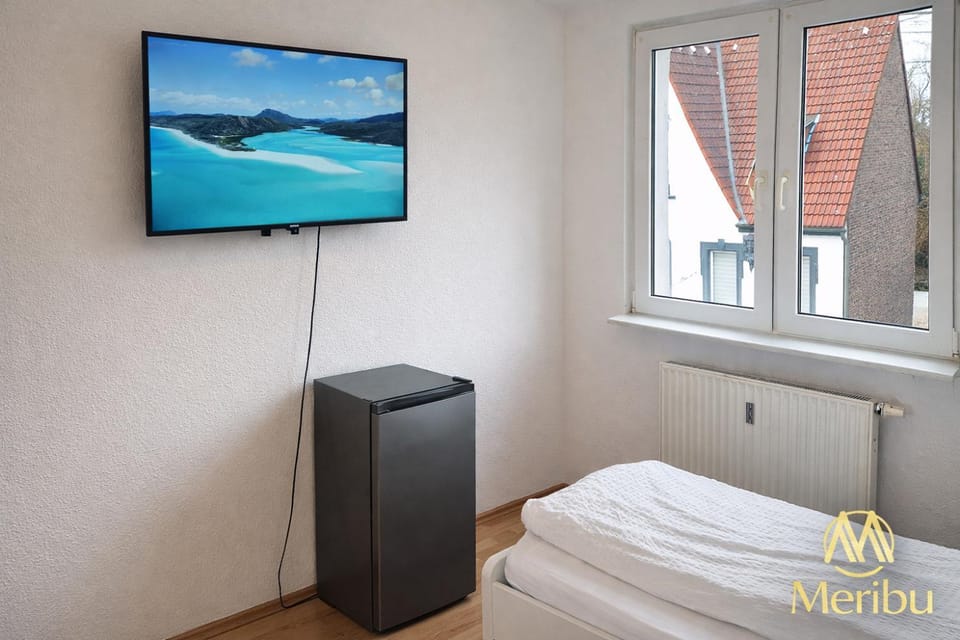 Bed, TV and multimedia, Photo of the whole room, Bedroom