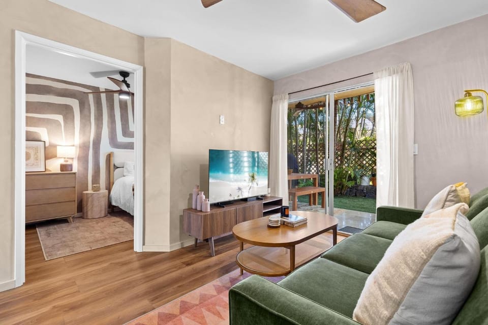 Bed, TV and multimedia, Living room, Photo of the whole room, Seating area, Bedroom