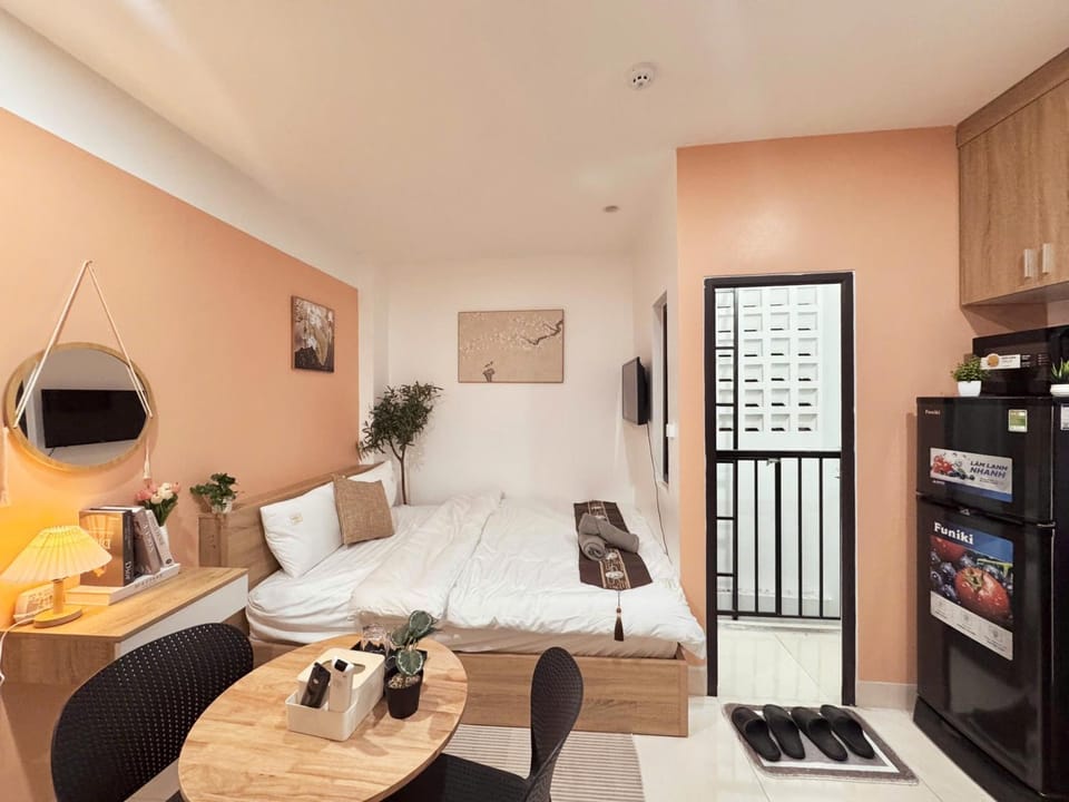 Bed, Kitchen or kitchenette, Living room, Photo of the whole room, Seating area, Dining area, Bedroom, stove