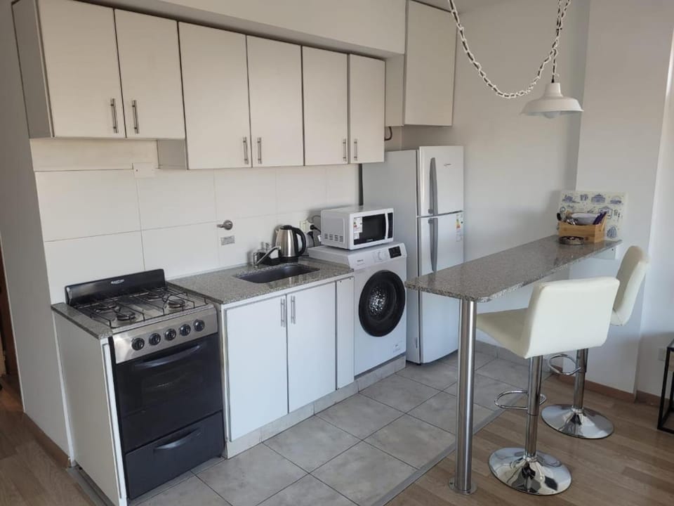 Coffee/tea facilities, Kitchen or kitchenette, Dining area, microwave, oven, stove, washing machine