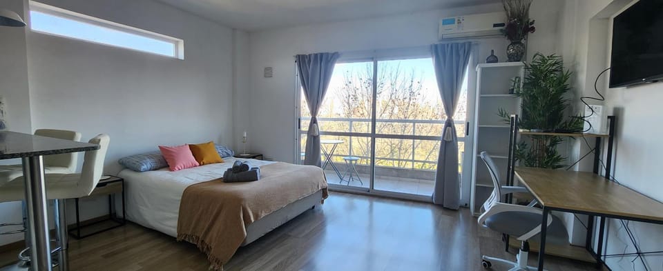 Bed, TV and multimedia, Balcony/Terrace, Photo of the whole room, Seating area, Dining area, Bedroom, air conditioner