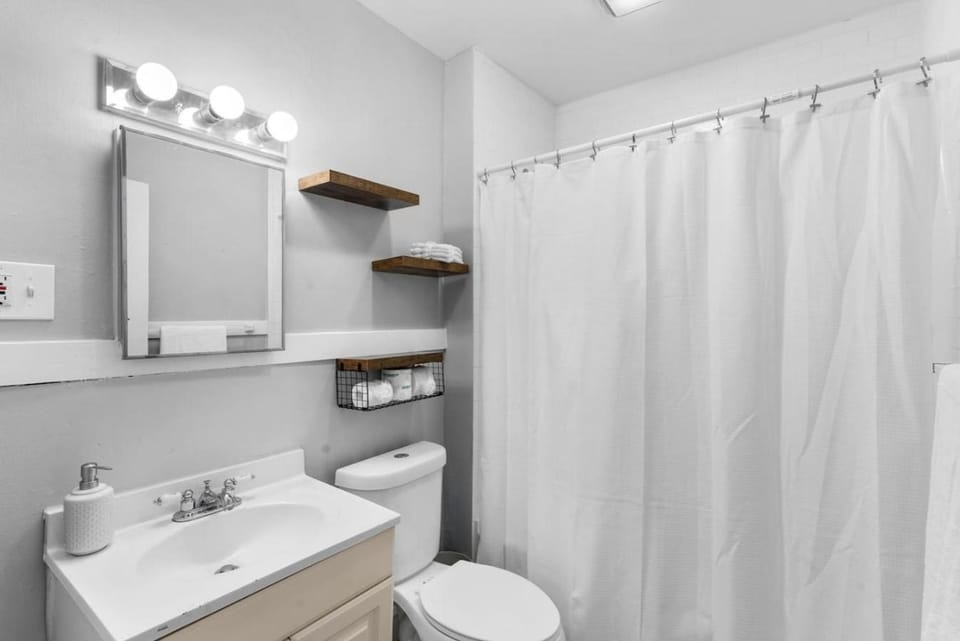 Sunny Room Steps from SCSU Vacation rental in New Haven