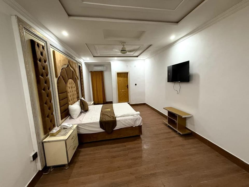 Communal lounge/ TV room, TV and multimedia, Photo of the whole room, Evening entertainment, Bedroom, air conditioner