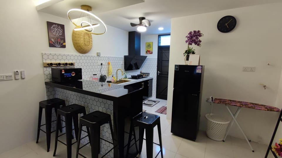 Kitchen or kitchenette, Dining area, minibar, oven