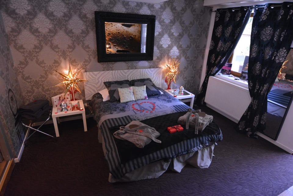 Bed, Photo of the whole room, Bedroom