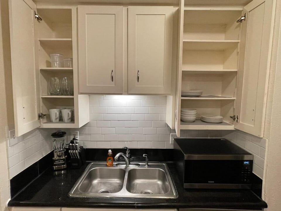 Cozy Condo Near Med Center, NRG Stadium, & Rail line Apartment in Houston