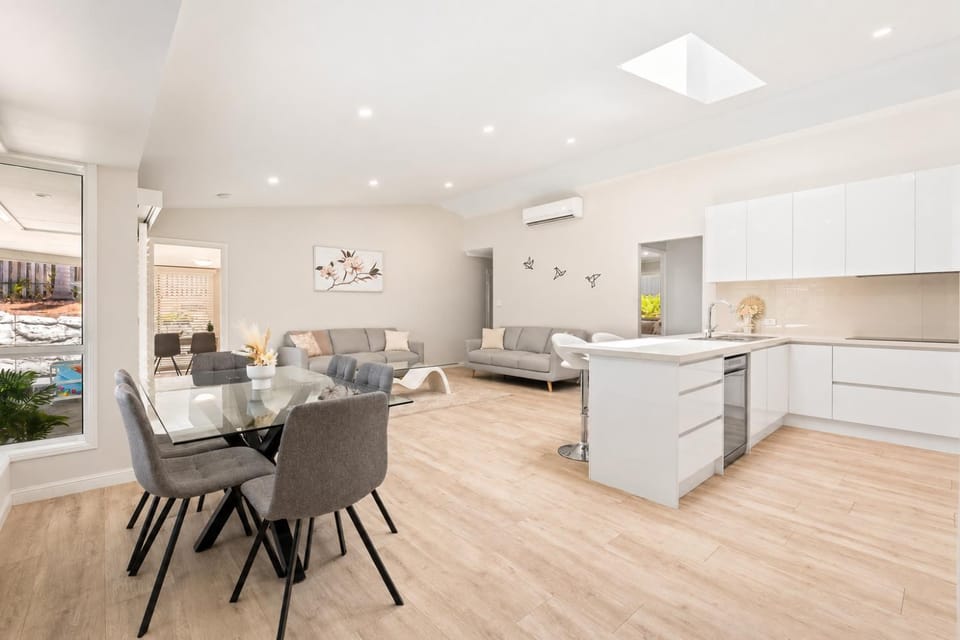 Kitchen or kitchenette, Living room, Seating area, Dining area, stove, air conditioner