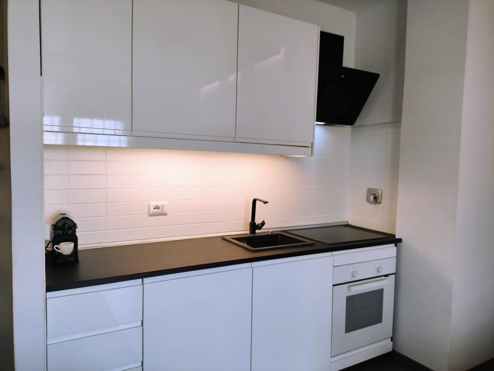 Coffee/tea facilities, Kitchen or kitchenette, stove