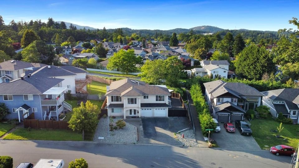 Property building, Neighbourhood, Natural landscape, Bird's eye view, City view, Mountain view, Street view, Location, Parking