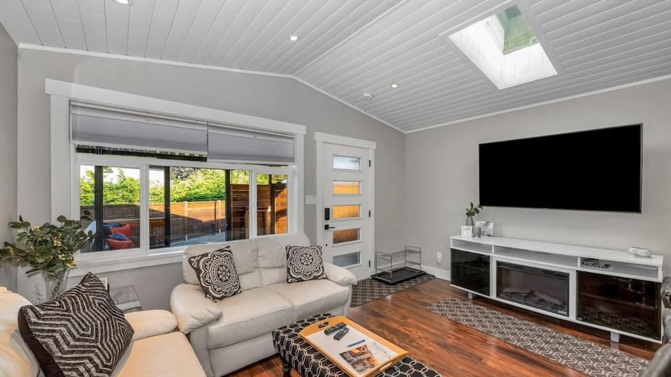 Communal lounge/ TV room, TV and multimedia, Living room, Seating area, Evening entertainment