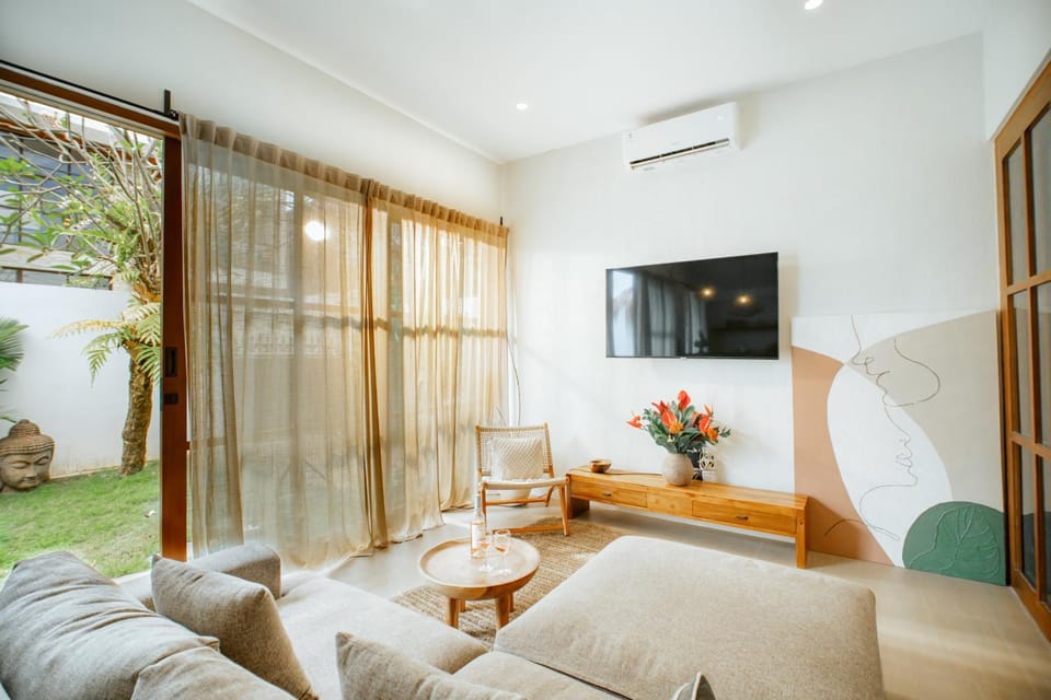 TV and multimedia, View (from property/room), View (from property/room), Living room, Seating area, air conditioner