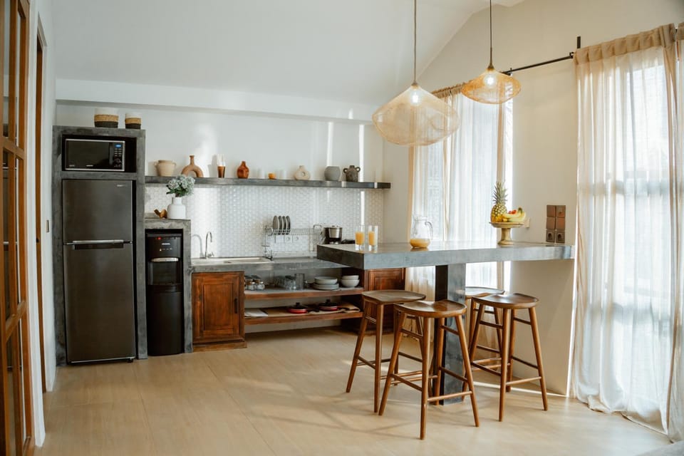 Kitchen or kitchenette, Dining area