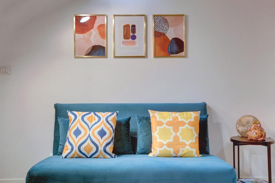 Bed, Living room, Decorative detail
