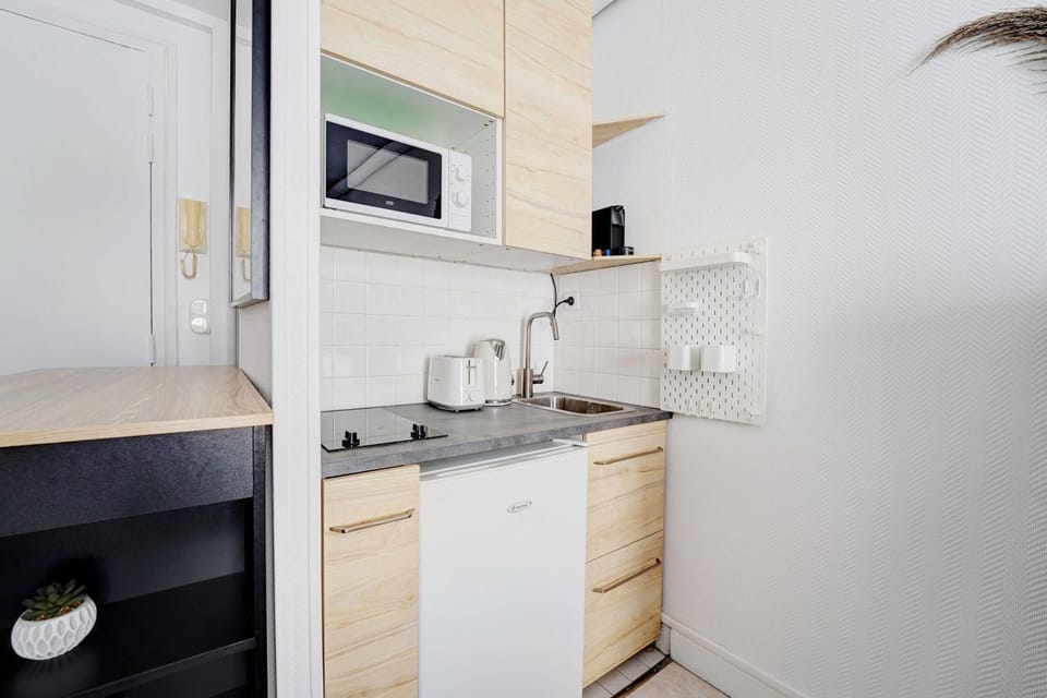 Kitchen or kitchenette, oven, stove