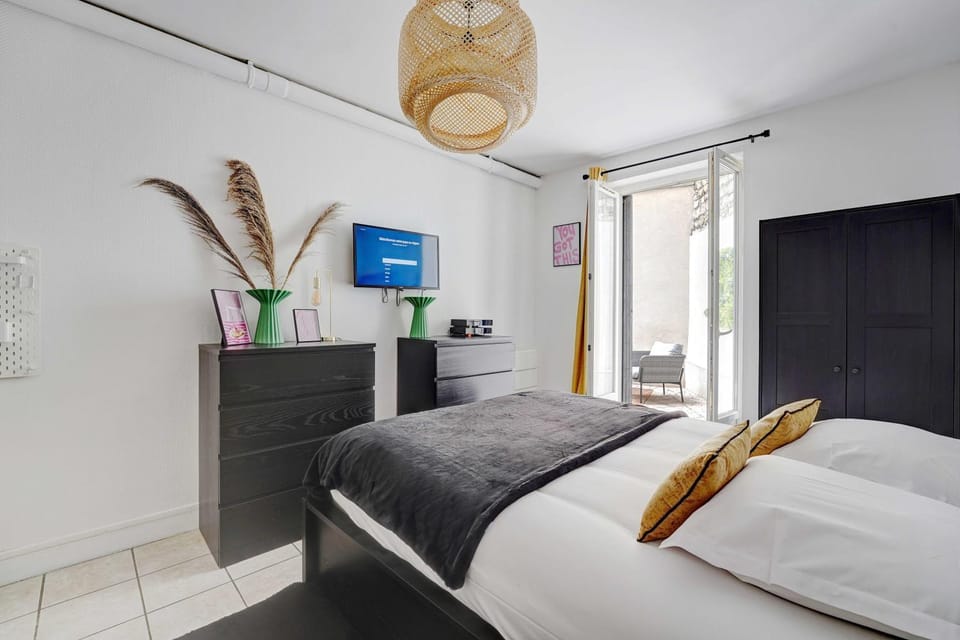 Bed, TV and multimedia