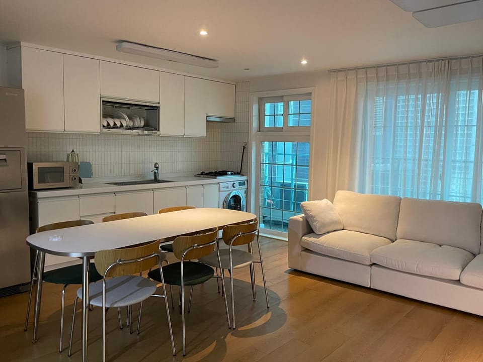 Kitchen or kitchenette, Living room, Seating area, Dining area, stove