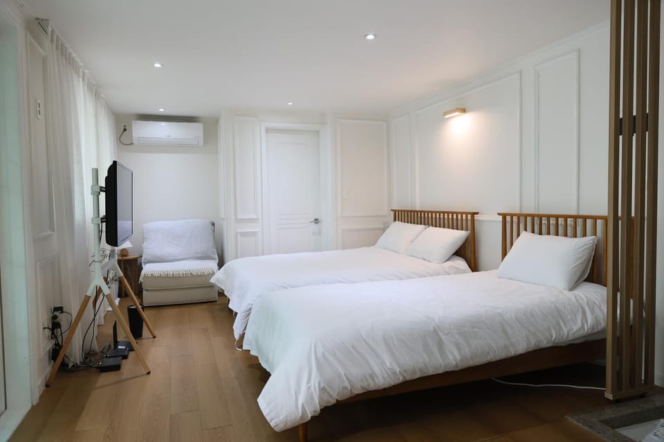 Bed, Photo of the whole room, Bedroom, internet, air conditioner