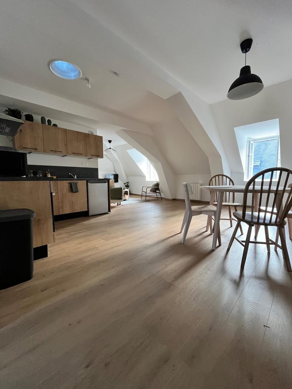 Kitchen or kitchenette, Living room, Seating area, Dining area