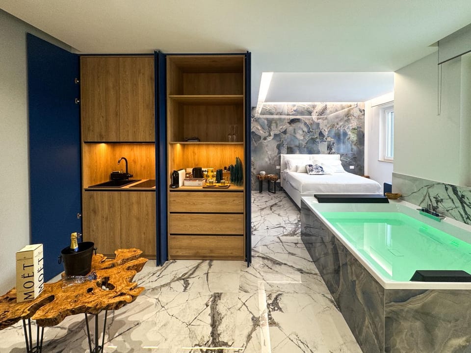 Hot Tub, Photo of the whole room, Bedroom