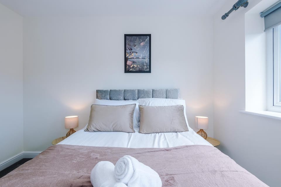 Bed, Photo of the whole room, Bedroom, towels