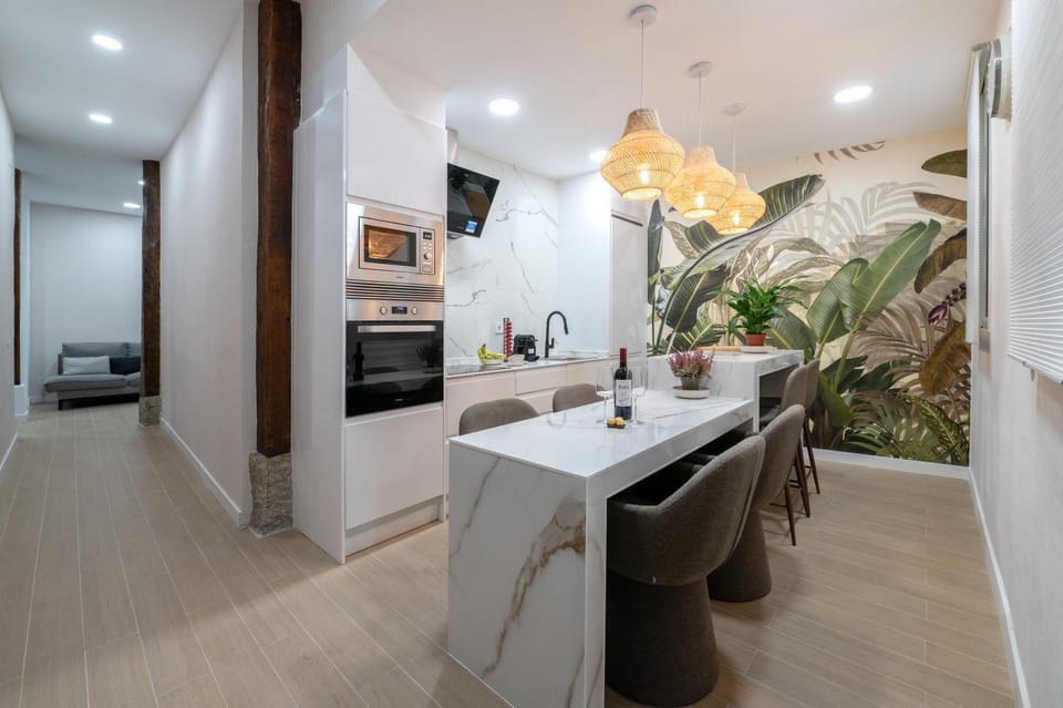 Kitchen or kitchenette, Dining area, oven