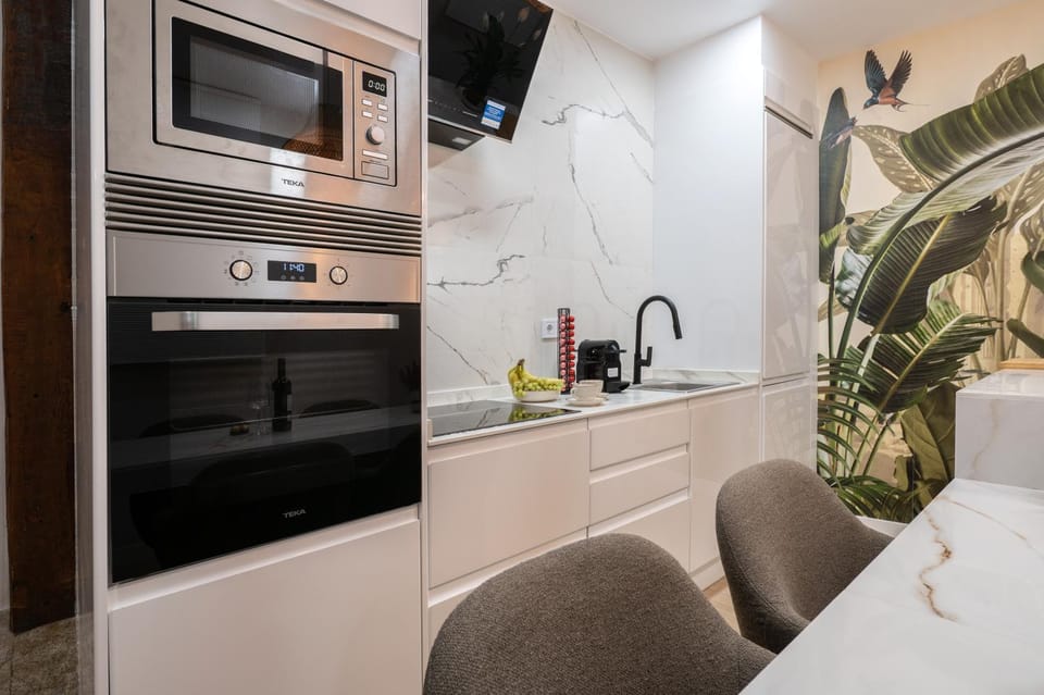 Dining area, oven, stove