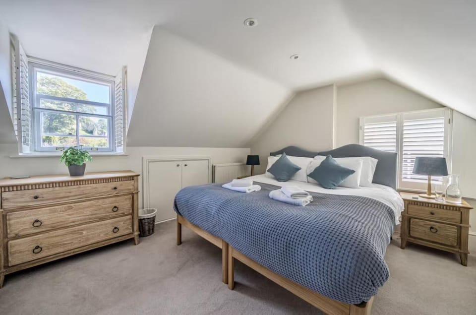 Bed, Photo of the whole room, Bedroom, towels