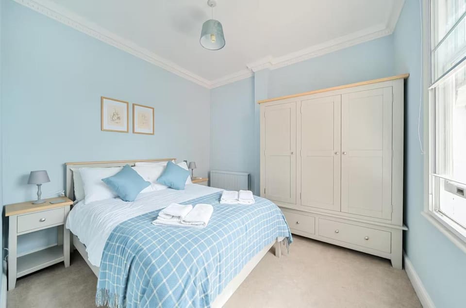 Bed, Photo of the whole room, towels, wardrobe