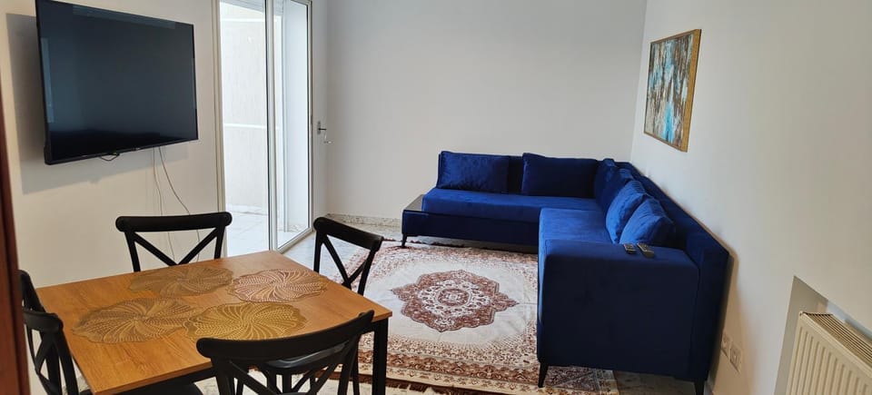 TV and multimedia, Living room, Seating area, Dining area