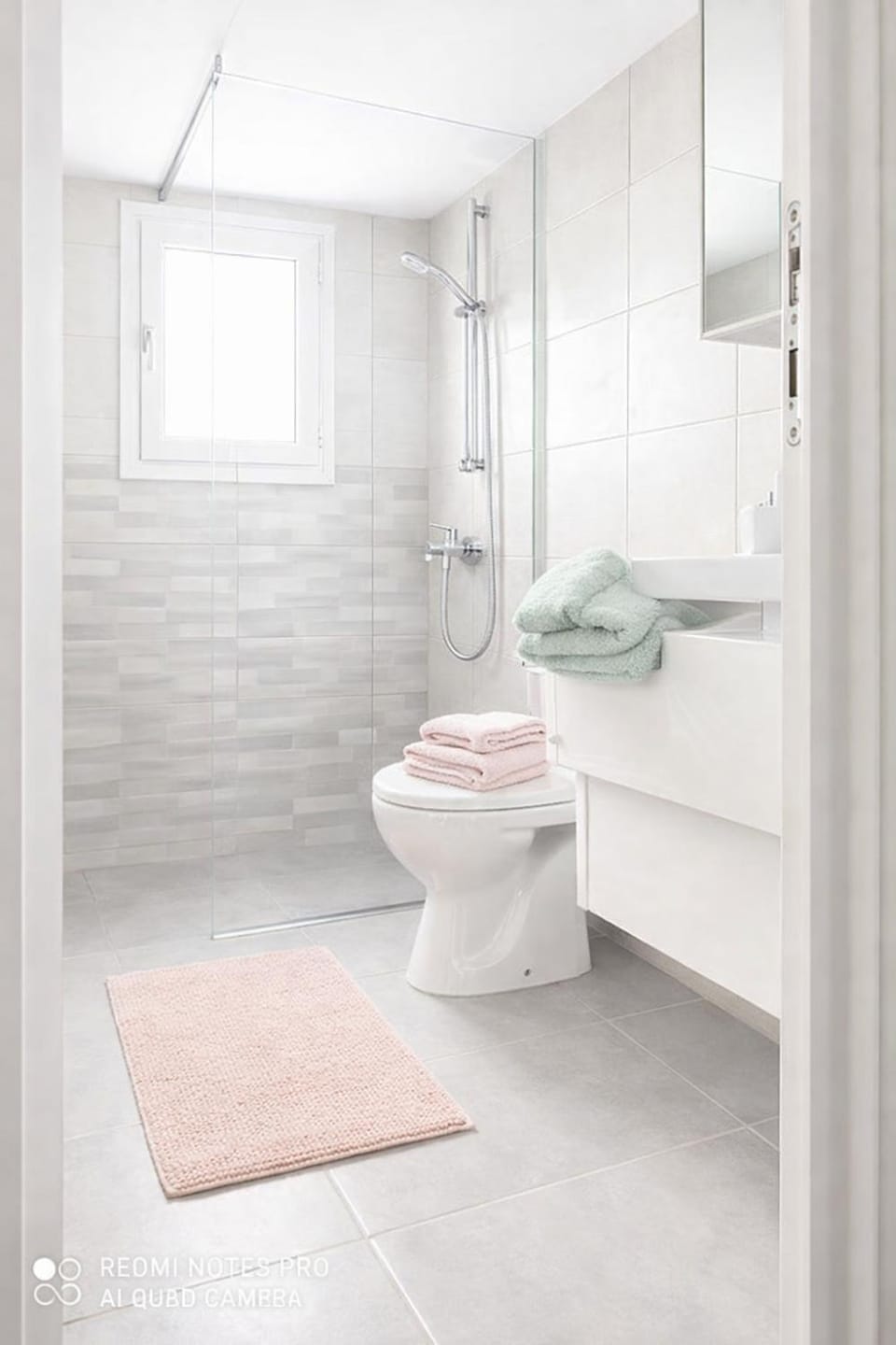 Shower, Toilet, towels
