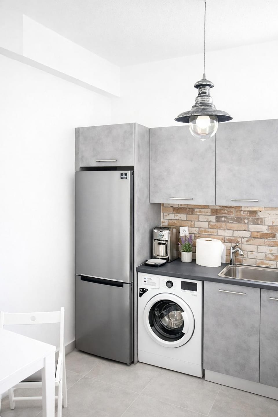 Coffee/tea facilities, microwave, oven, laundry, kitchen