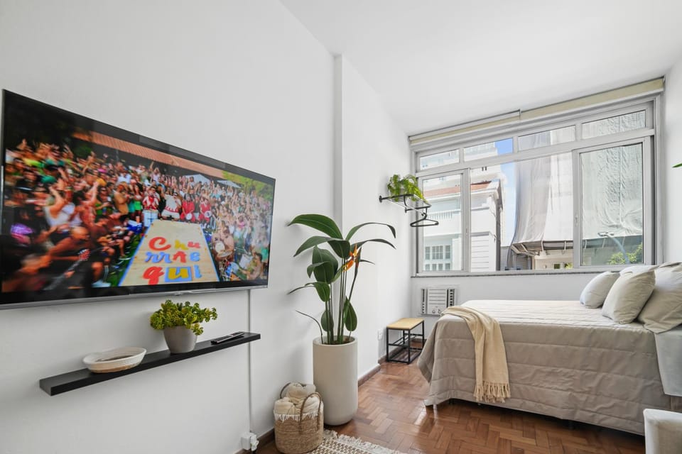 Bed, TV and multimedia, Living room, Bedroom