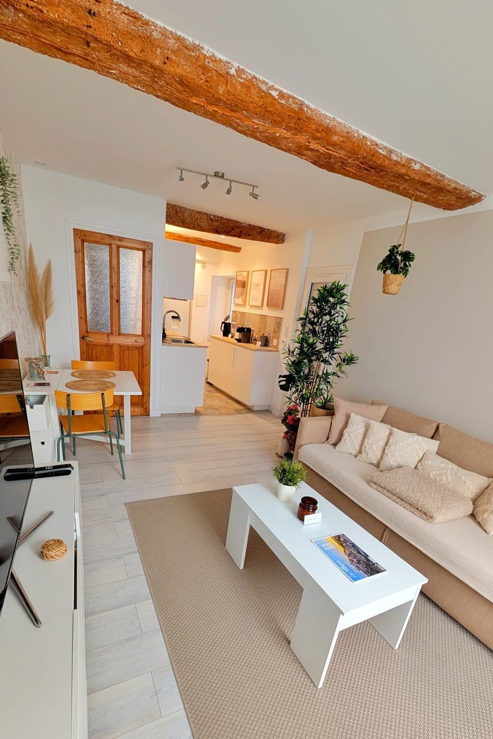 Kitchen or kitchenette, Living room, Seating area, Dining area