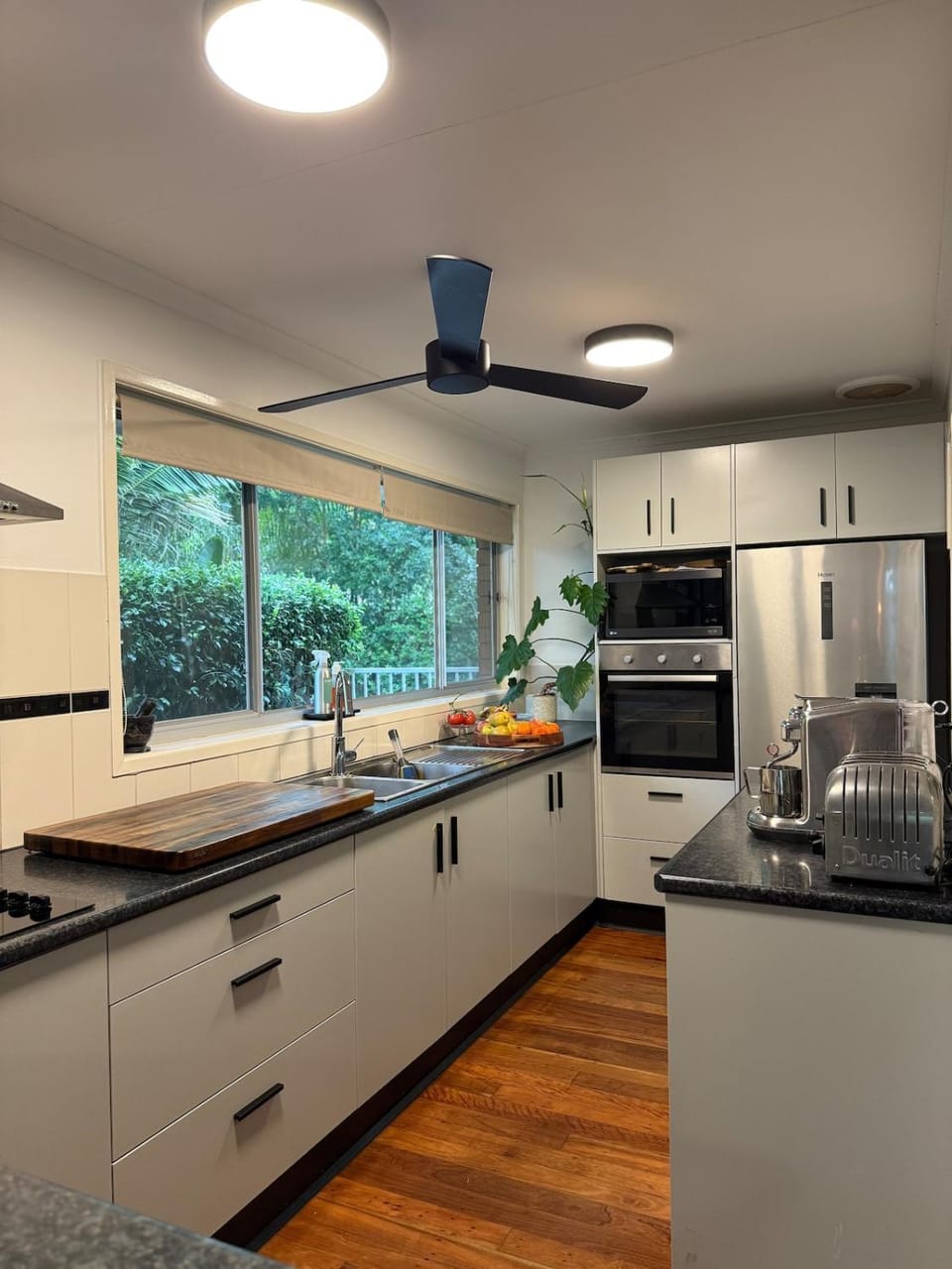 Coffee/tea facilities, Kitchen or kitchenette, dishwasher, oven, stove, toaster