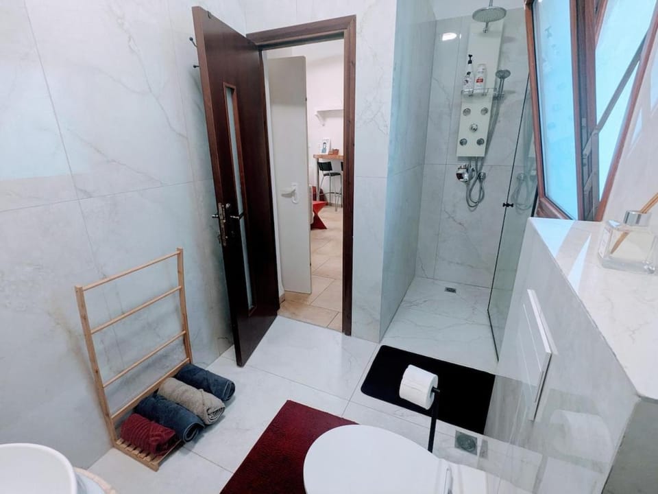 Shower, Toilet, Bathroom, towels