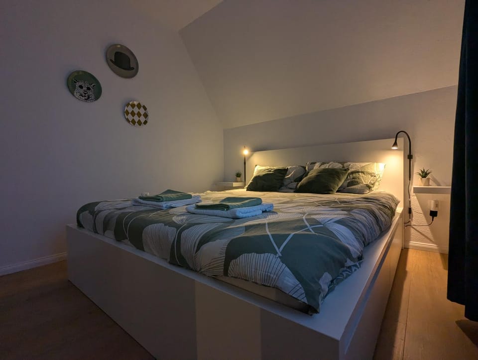 Bed, Bedroom, towels