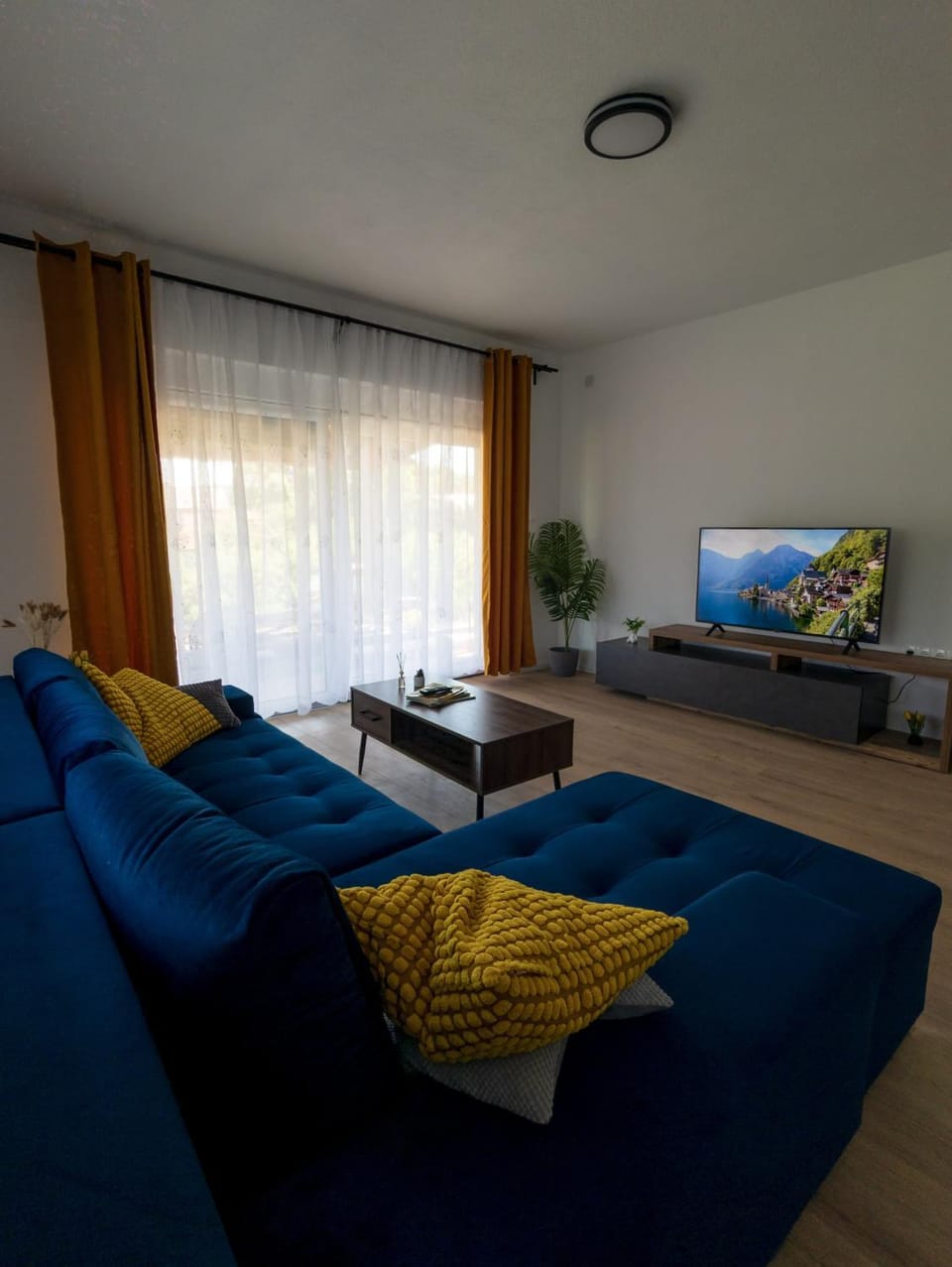 TV and multimedia, Living room, Seating area, air conditioner