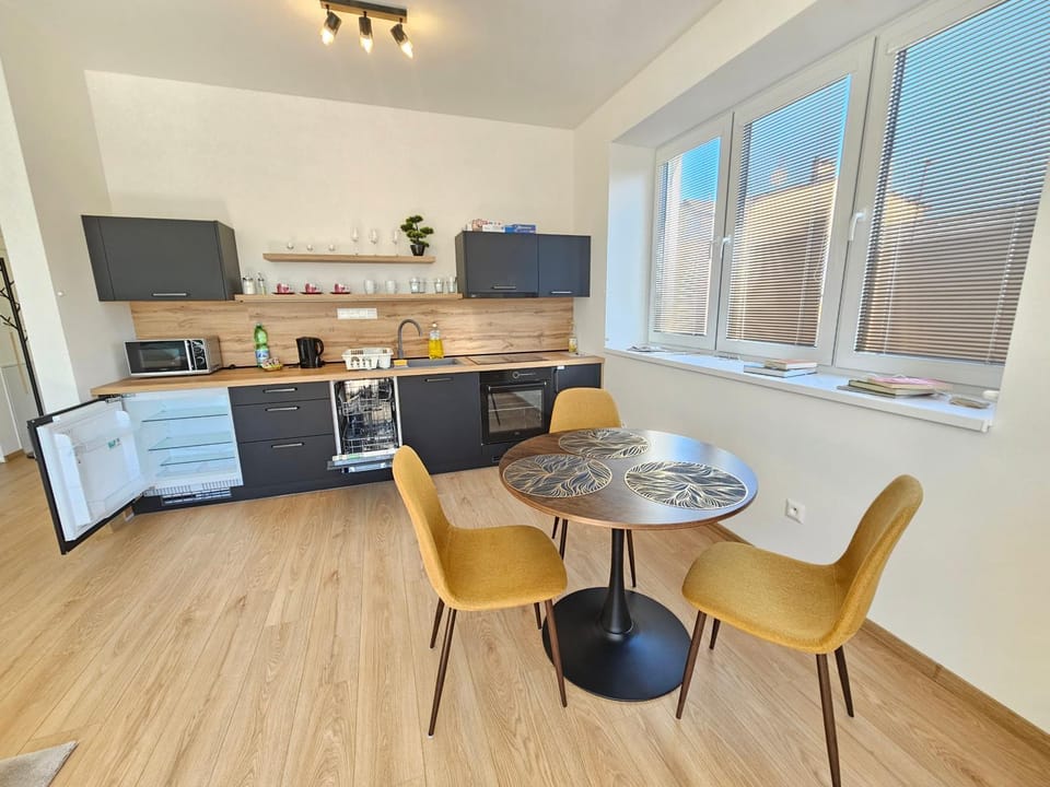 Coffee/tea facilities, Seating area, dishwasher, microwave, oven, stove