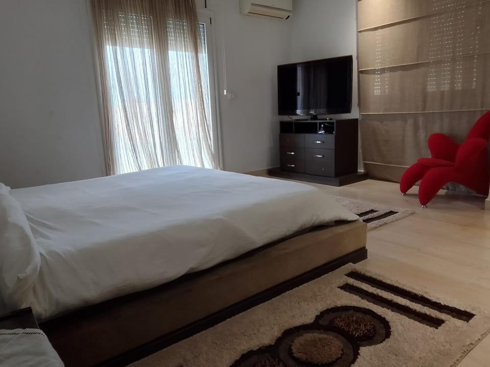 Bed, TV and multimedia, Photo of the whole room, Bedroom, air conditioner