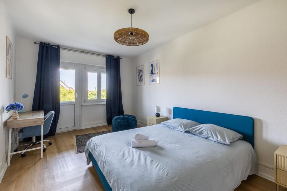 Bed, View (from property/room), Photo of the whole room, Seating area, Bedroom