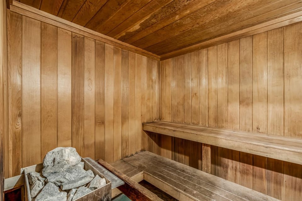 Ski-In 3 Blocks To Town Hot Tub Private Deck Apartment in Breckenridge