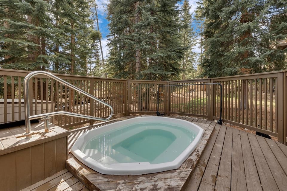 Ski-In 3 Blocks To Town Hot Tub Private Deck Apartment in Breckenridge