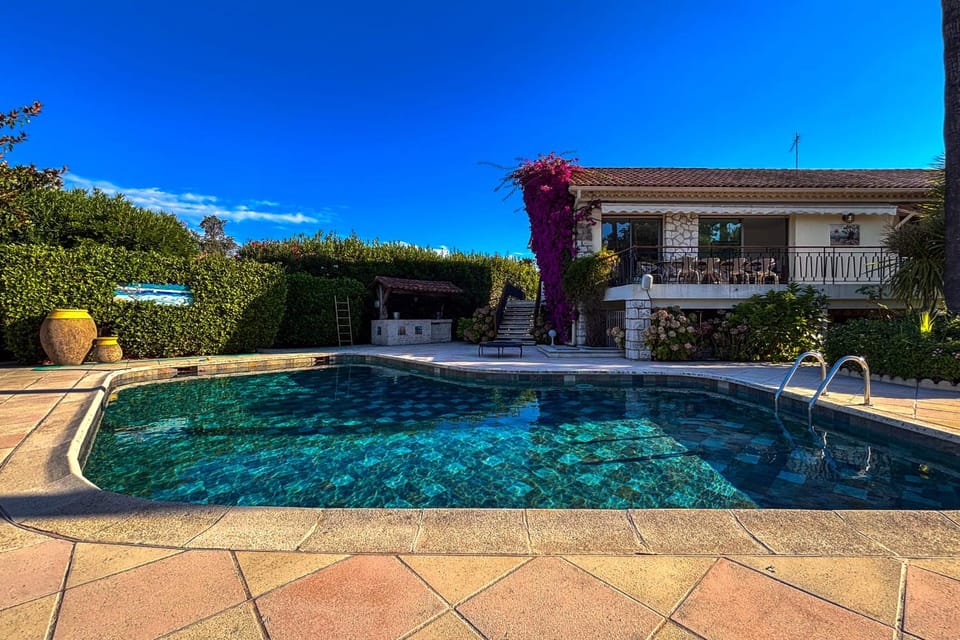 Azure Villa 14 Guests - Heart of Cap d’Antibes Villa in Antibes
