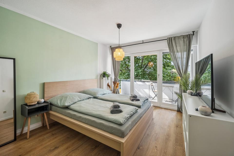 Bed, TV and multimedia, Photo of the whole room, Bedroom, towels
