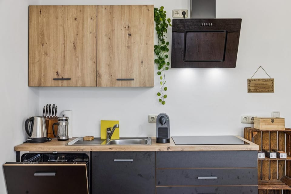 Coffee/tea facilities, Kitchen or kitchenette, stove, toaster