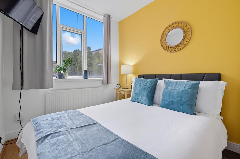 Barbican Lux Apt with Home Cinema Experence by KeyHol Short Let - Up to 8 sleeps Apartment in London Borough of Islington