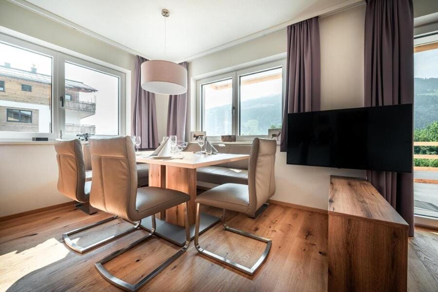TV and multimedia, Living room, Seating area, Dining area