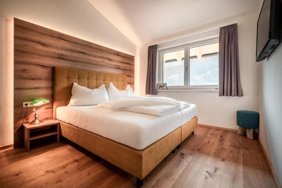 Bed, TV and multimedia, Bedroom