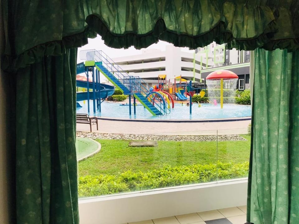 Bern's Homestay Manhattan Condo, Ipoh-GROUND FLOOR, POOLSIDE, FREE PARKING and WiFi Apartment in Ipoh
